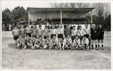1 vue Photographie de l’équipe de football des Tigres Vendéens, posant avec une équipe adverse avant un match.