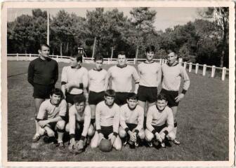 2 vues Photographie de l’équipe de football des Tigres Vendéens, posant sur le terrain.