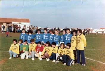 2 vues Photographie de l’équipe féminine de football.